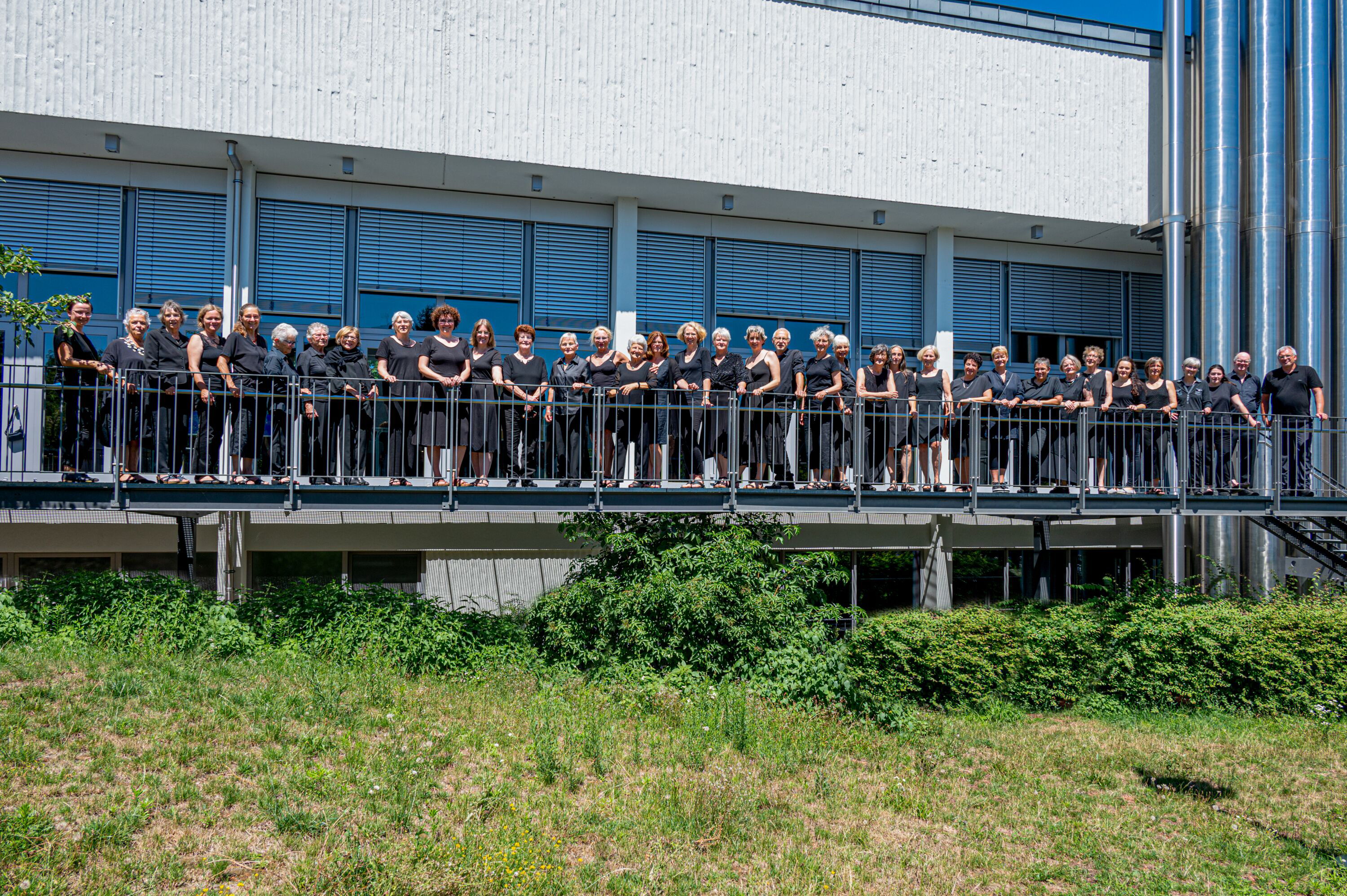 Cantemus am Geländer der Festhalle Gundelfingen